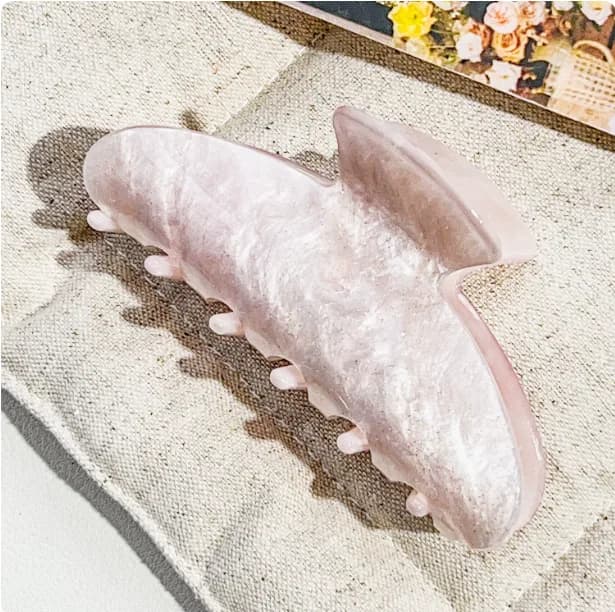 Kẹp thuyền khắc tên